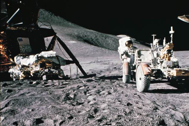 HISTORY FACTS * The surprising first animal sent to space * 6_HF_space-race_no-moon-walk