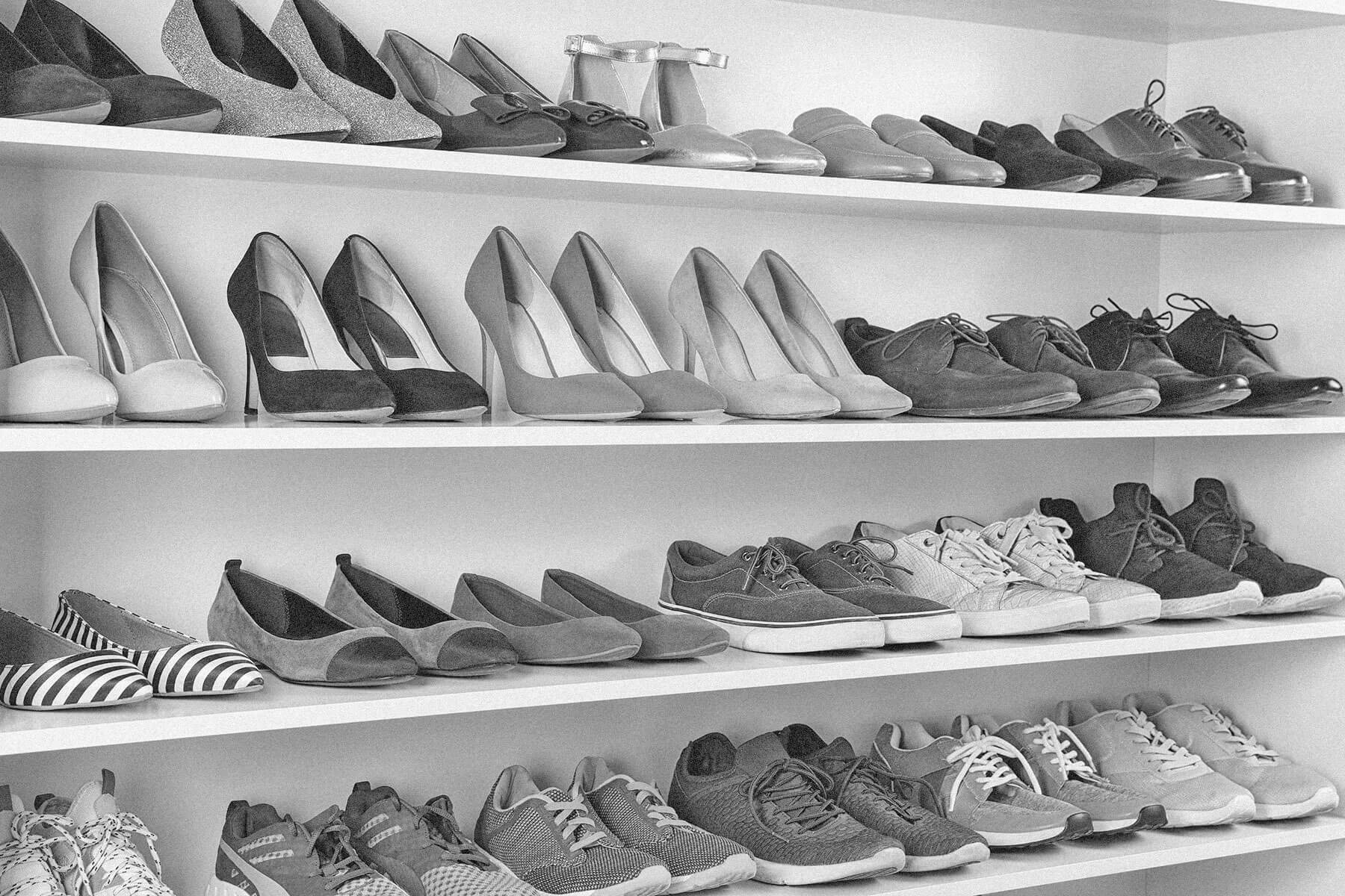 Shelving unit with shoes