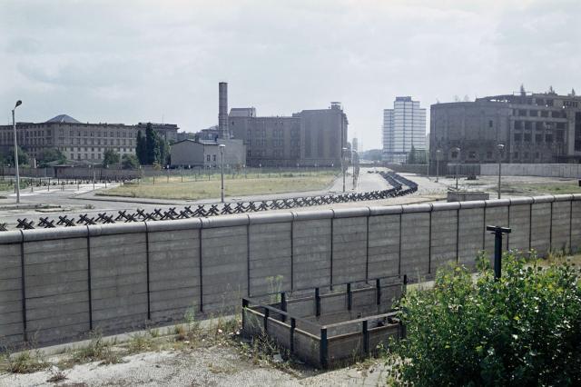 HISTORY FACTS * How people escaped past the Berlin Wall * 3_HF_berlin-wall-facts_update