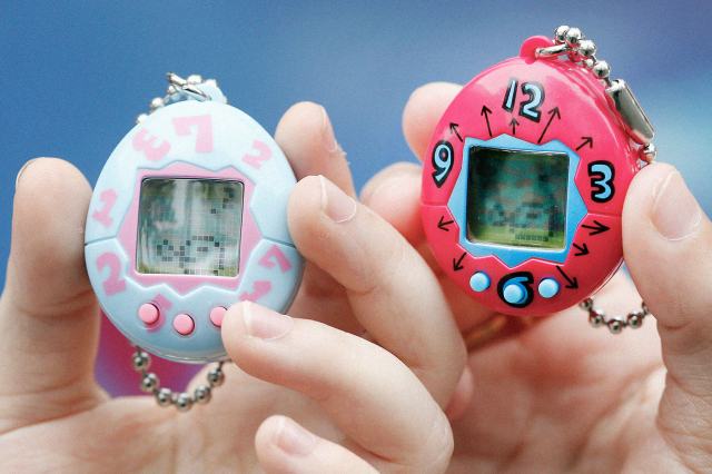 HISTORY FACTS * This toy took the world by storm in 1959 * 7_HF_Popular-20th-century-toys_virtual-pets