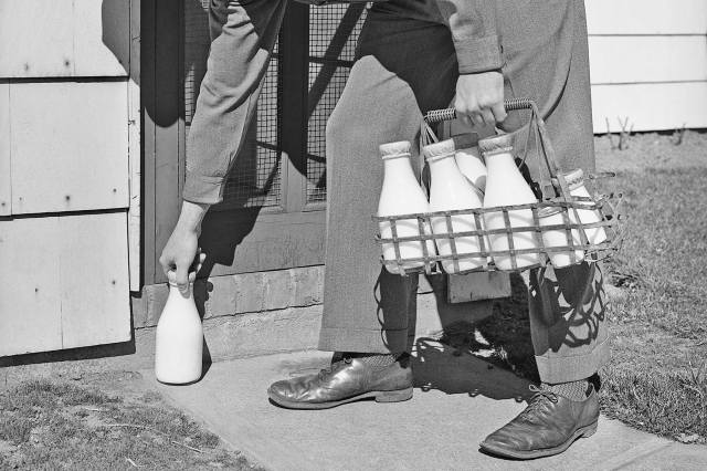 What Ever Happened to the Milkman? — History Facts What Ever Happened to the Milkman? — History Facts