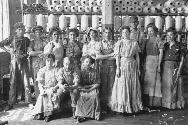 Cotton mill workers, circa 1908